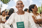 Idoso com a Bíblia em sua língua. (Foto: Ilustração/Christian Aid Mission)