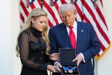 Erika Kirk recebe a Medalha Presidencial da Liberdade das mãos de Donald Trump. (Foto: Instagram/Casa Branca)