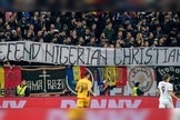 A torcida romena pediu o fim do genocídio de cristãos na Nigéria. (Foto: Reprodução/X/Casual Ultra Official). 