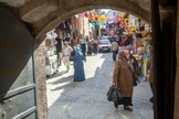 Homens e mulheres caminham por um mercado que vende roupas, alimentos e artigos para o lar em um bairro de Istambul, Turquia. (Foto: IMB)