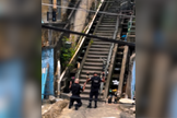 Imagem gerada por IA de dois policiais orando em favela do Rio viraliza. (Reprodução: redes sociais)