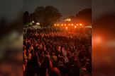 Praça de Curitiba foi palco de reunião entre jovens cristãos em noite de louvor. (Captura de tela/YouTube/gui.kilter)