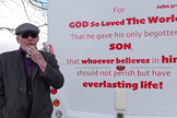Pastor Mick Fleming ao lado de sua van, que traz o versículo bíblico João 3:16. (Captura de tela/YouTube/Church on the Street Ministries)