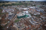 Vista aérea da destruição causada pelo tornado em Rio Bonito do Iguaçu. (Foto: Governo do Paraná / Wikipedia)