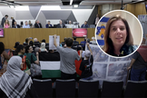 Ato de protesto na Assembleia de MG; no detalhe, Marcia Kelner Polisuk, liderança judaica da Hillel Internacional. (Foto: Guilherme Bergamini/ALMG / CONIB)