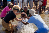 Heidi Baker batiza um novo convertido durante ação missionária em Moçambique. (Foto: rollandheidibaker.org)