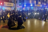 Jovens manifestantes enfrentando as forças paramilitares Basij durante os protestos iranianos em 2 de janeiro de 2026, em Mashhad, Irã. (Foto: Wikimedia)