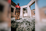 A viúva Tarfusa voltou ao que restou de sua casa destruída por extremistas na Nigéria. (Foto: Global Christian Relief)