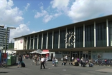 Vista da entrada da Estação Central de Würzburg, na Baviera. (Foto: Wikipedia)