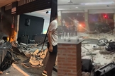 Parte da igreja ficou destruída após o acidente. (Foto: Caike Hislumial).