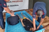 Os evangelistas batizaram 52 detentos em uma piscina. (Fotos: UNP de Brasília).