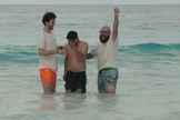 Jovem é batizado durante ação evangelística em praia de Cancún. (Captura de tela/YouTube/CBN News)