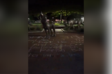 Com giz, alunos escrevem o Evangelho de João no campus da NC State. (Captura de tela/X/@JesusSavesUs777)