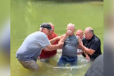 Idoso é batizado em um rio aos 92 anos. (Captura de tela/TikTok/ mandaslaysbooks)