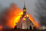 Igreja em Saint-Romain é consumida pelas chamas durante incêndio que destruiu o templo. (Captura de tela/X/Canada Proud)