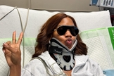 Sarah Jakes Roberts aparece em leito hospitalar usando colar cervical após sofrer fratura no pescoço. (Foto: Instagram/sarahjakesroberts)