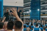 Mais de 4.000 presos adoraram com a banda “Miel San Marcos”. (Foto: Reprodução/YouTube/San Marcos Honey).