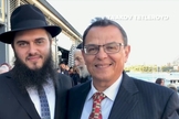Ya'akov Tetleroyd e seu pai Borris. (Foto: Reprodução/CBN News).