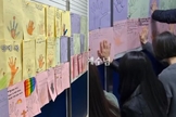O mural com pedidos de oração. (Foto: Reprodução/Instagram/thesmca).