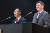 O evangelista Will Graham prega durante o evento “Celebração da Esperança e do Amor”, no Japão. (Foto: BGEA)