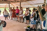 Os cristãos na comunidade. (Foto: Reprodução/Christian Aid Mission)