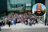 Centenas de homens se reúnem diante do quase concluído Centro McCormick; no destaque, pastor Corey B. Brooks. (Foto: Corey B. Brooks)