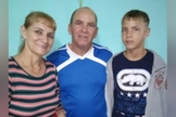 Jonathan com seus pais Elier Muir Ávila e Minervina Burgos López. (Foto: Portas Abertas).