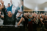 Centenas de pessoas aceitaram Jesus nos cultos da tenda. (Foto: Facebook/Braden Andersen & The Jesus Tent Revival).     