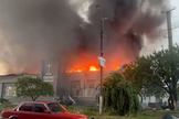 Igreja evangélica Luz do Evangelho, em Balakliya, na Ucrânia, é consumida pelas chamas após ataque de drones russos. (Captura de tela/YouTube/BeLightBC)