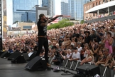 Brandon Lake lidera momento de adoração diante de milhares de pessoas no CMA Fest 2026. (Foto: Instagram/CMA)