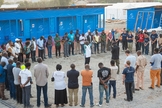 A equipe da Samaritan's Purse reunida em oração em um dos centros de atendimento. (Foto: Reprodução/Samaritan's Purse)
