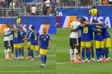 Jogadores da Alemanha e Curaçao se uniram em oração no campo. (Foto: Reprodução/X/Cleverly).