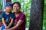 Amrita e o filho. (Foto Reprodução/Christian Aid Mission)