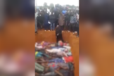 Reverendo Ezekiel Dochomo durante o enterro dos cristãos em vala comum. (Captura de vídeo/YouTube/CBN News)