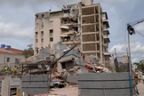 Destroços após os dois terremotos de magnitudes 7,2 e 7,5 que atingiram o estado de La Guaira, na Venezuela. (Captura de tela/El País)