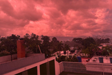 Céu avermelhado cobre Caracas dias após os terremotos na Venezuela. (Captura de tela/X/@IAMLordIAM)