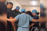 Equipe médica ora antes das cirurgias, pedindo a direção de Deus. (Captura de tela/Instagram/drchristyanthony)