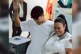 Aarón Levi Cantillo com sua mãe na igreja. (Foto: Instagram/aaron_cantillo_).
