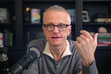 O neurocirurgião e escritor Lee Warren durante entrevista ao podcast de Ben Carson. (Captura de tela/YouTube/Common Sense with Dr. Ben Carson)