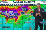 O meteorologista orando enquanto mostrava a enchente. (Foto: Reprodução/YouTube/KENS 5: Your San Antonio News Source) 