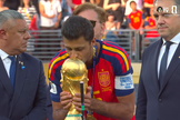Rodri beija a taça da Copa do Mundo após a Espanha conquistar o título. (Captura de tela/YouTube/CazéTV)