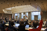 Sessão do Parlamento cantonal de Genebra durante votação sobre a proibição de símbolos religiosos. (Captura de tela/La Matinale/RTS)