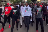 Cristãos participam de caminhada de oração promovida pelo movimento OMBA 254 pelas ruas do centro de Nairóbi, no Quênia. (Captura de tela/Instagram/City Lighters Church)