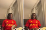 Jeremy Doku durante reflexão bíblica sobre a libertação de Pedro, registrada em Atos dos Apóstolos. (Captura de tela/X/Ablaze for God)