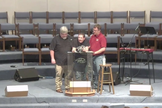 Pastor Matt Olson é amparado durante a maratona de pregação da Bíblia. (Captura de tela/Primeira Igreja Batista de Sharon)
