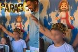Henry Lucca orando em seu aniversário. (Foto: Reprodução/Instagram/Mel Pedrosa)