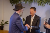 Tarcísio de Freitas, governador de São Paulo, cumprimenta o rabino Dov Goldberg. (Foto: Felipe Araújo)