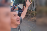 Homem sai à rua e prega aos vizinhos em meio aos tremores na Colômbia. (Captura de tela/Instagram/graciasdiostv)