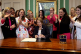 Governadora de Massachusetts, Maura Healey assina lei que permite aborto até o fim da gestação. (Foto: @Governador de Massa/X)