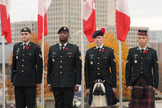 Militares das Forças Armadas Canadenses durante cerimônia com bandeiras do Canadá. (Foto: Forças Armadas Canadenses)